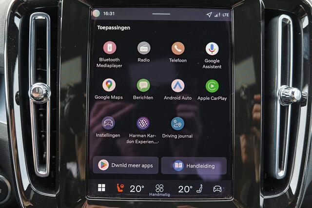 Volvo XC40 B3 Plus Dark - IntelliSafe Assist & Surround - 360º Camera - Harman/Kardon audio - Verwarmde voorstoelen & stuur - Parkeersensoren voor & achter - Elektr. bedienb. voorstoelen met geheugen links - Draadloze tel. lader - Standkachel - Extra getint glas - 1