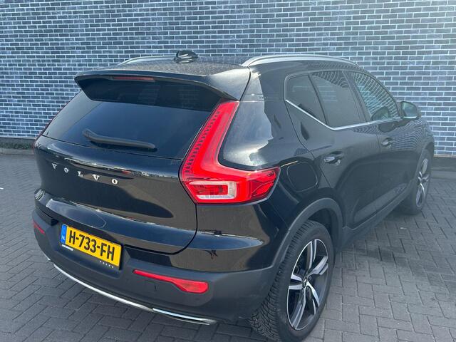 Volvo XC40 1.5 T3 Inscription | Trekhaak | Achteruitrijcamera | Parkeerverwarming | Panoramadak | Stoelverwarming voor en achter | Navigatie | Lederen Bekleding