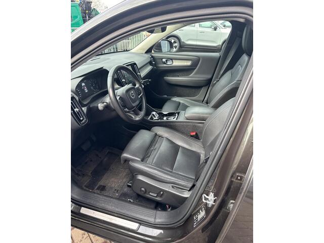 Volvo XC40 2.0 T4 Inscription | Trekhaak | Panoramadak | Achteruitrijcamera | BLIS | Cruise Control Adaptief | Elektrisch Verstelbare Voorstoelen | Navigatie | Apple Carplay | Android Auto | Keyless Entry | LED Koplampen Adaptief