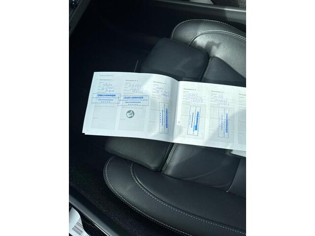 Volvo XC40 2.0 T4 Inscription | Trekhaak | Panoramadak | Achteruitrijcamera | BLIS | Cruise Control Adaptief | Elektrisch Verstelbare Voorstoelen | Navigatie | Apple Carplay | Android Auto | Keyless Entry | LED Koplampen Adaptief