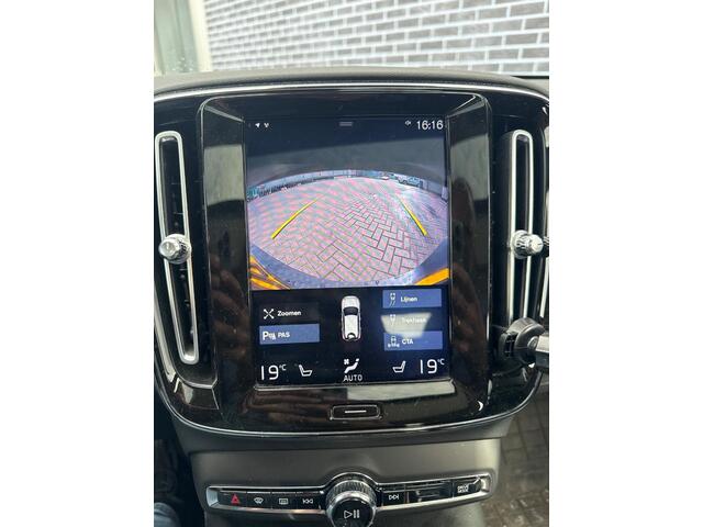 Volvo XC40 2.0 T4 Inscription | Trekhaak | Panoramadak | Achteruitrijcamera | BLIS | Cruise Control Adaptief | Elektrisch Verstelbare Voorstoelen | Navigatie | Apple Carplay | Android Auto | Keyless Entry | LED Koplampen Adaptief