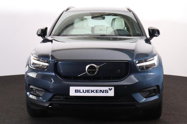 Volvo XC40 Recharge Pro - IntelliSafe Assist & Surround - Harman Kardon audio - Panoramisch schuif-/kanteldak - Lederen bekleding - 360º camera - Parkeersensoren voor & achter - Elektrisch verstelbare voorstoelen, links met geheugen - Trekhaak semi elektrisch inklap
