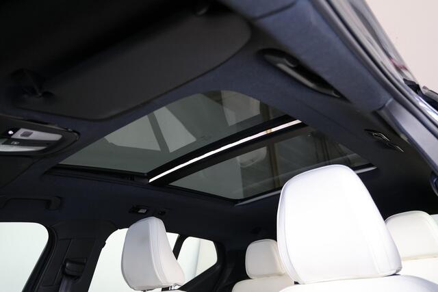 Volvo XC40 Recharge Pro - IntelliSafe Assist & Surround - Harman Kardon audio - Panoramisch schuif-/kanteldak - Lederen bekleding - 360º camera - Parkeersensoren voor & achter - Elektrisch verstelbare voorstoelen, links met geheugen - Trekhaak semi elektrisch inklap