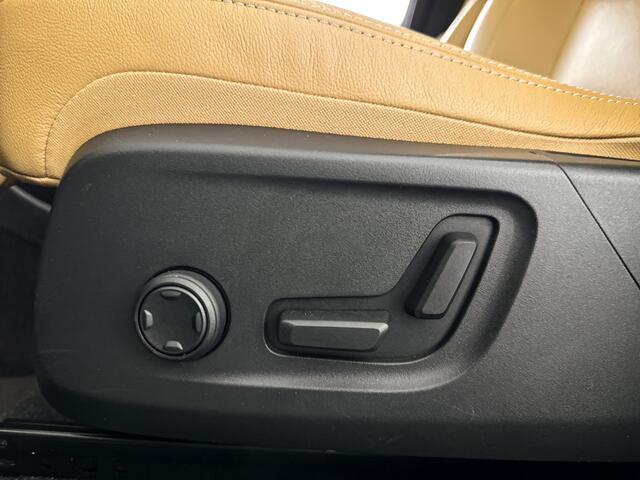 Volvo XC40 B4 Inscription | Panoramadak | Park assist | Cruise control | Elektrische stoelen