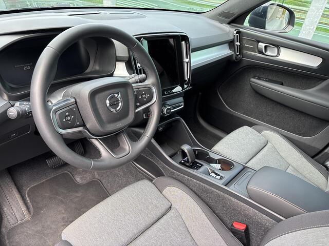 Volvo XC40 2.0 B4 Core Business Edition Mild hybrid, Automaat, Stoel- en stuurverwarming, 19 inch wielen met all-season banden, Harman Kardon audio, Extra getint glas vanaf B-stijl