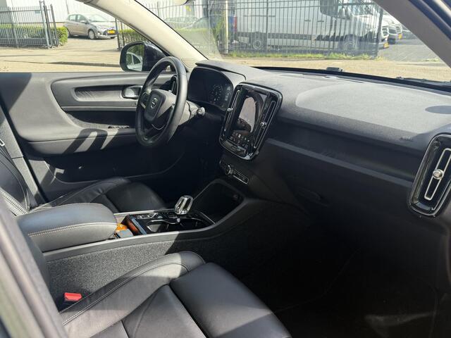 Volvo XC40 1.5 T5 Plug-in hybrid Plus Dark . ACCU 90% . TREKHAAK . DODE HOEKDETECTIE . HARMAN KARDON . STUUR & STOELVERWARMING .