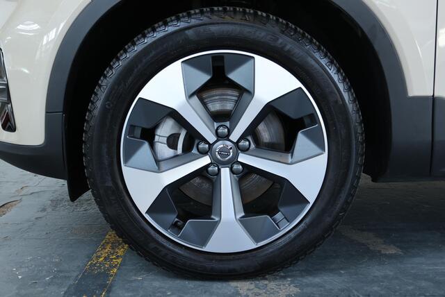 Volvo XC40 B4 Plus Dark | Trekhaak Semi-elektrisch | Adaptieve Cruise Control | Pilot Assist | Verwarmbare voorstoelen | Verwarmbaar stuurwiel | Blind Spot Information System | Verwarmbare voorruit | Parkeercamera | Parkeersensoren voor + achter |