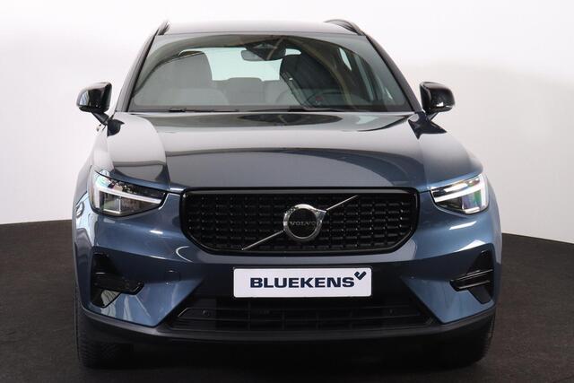 Volvo XC40 B4 Plus Dark - IntelliSafe Assist & Surround - Harman/Kardon audio - Parkeercamera achter - Verwarmde voorstoelen & stuur - Parkeersensoren voor & achter - Elektr. bedienb. voorstoelen met geheugen links - Draadloze tel. lader - Inklapbare trekhaak - 19' 