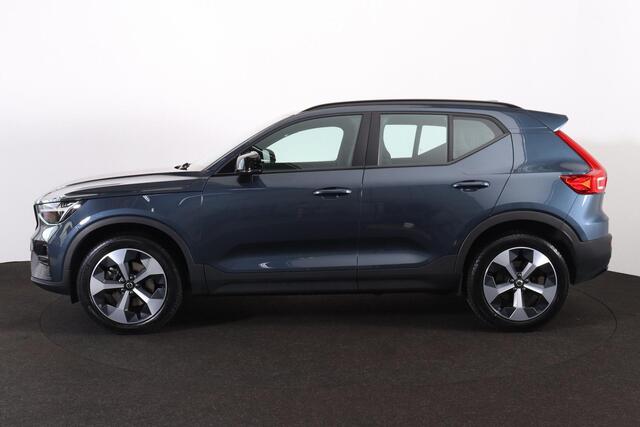 Volvo XC40 B4 Plus Dark - IntelliSafe Assist & Surround - Harman/Kardon audio - Parkeercamera achter - Verwarmde voorstoelen & stuur - Parkeersensoren voor & achter - Elektr. bedienb. voorstoelen met geheugen links - Draadloze tel. lader - Inklapbare trekhaak - 19' 