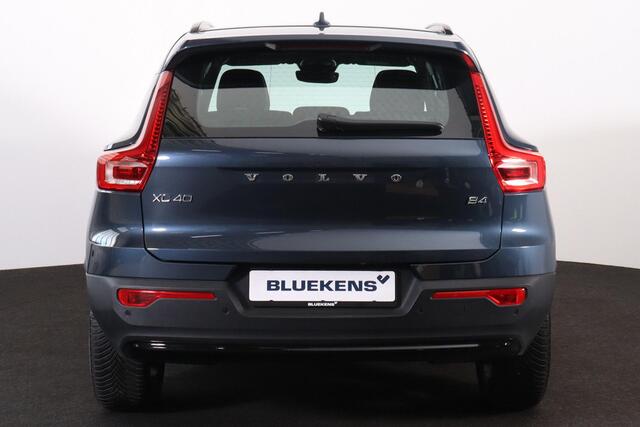 Volvo XC40 B4 Plus Dark - IntelliSafe Assist & Surround - Harman/Kardon audio - Parkeercamera achter - Verwarmde voorstoelen & stuur - Parkeersensoren voor & achter - Elektr. bedienb. voorstoelen met geheugen links - Draadloze tel. lader - Inklapbare trekhaak - 19' 