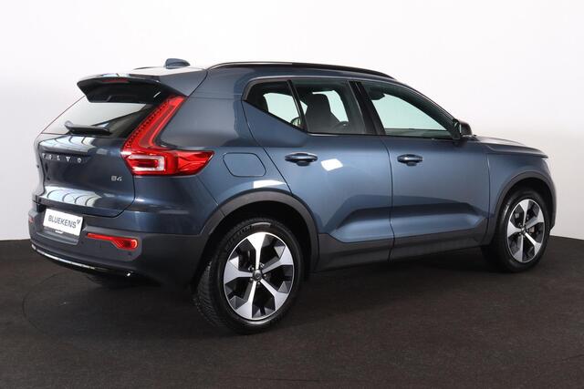 Volvo XC40 B4 Plus Dark - IntelliSafe Assist & Surround - Harman/Kardon audio - Parkeercamera achter - Verwarmde voorstoelen & stuur - Parkeersensoren voor & achter - Elektr. bedienb. voorstoelen met geheugen links - Draadloze tel. lader - Inklapbare trekhaak - 19' 