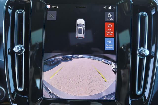 Volvo XC40 B4 Plus Dark - IntelliSafe Assist & Surround - Harman/Kardon audio - Parkeercamera achter - Verwarmde voorstoelen & stuur - Parkeersensoren voor & achter - Elektr. bedienb. voorstoelen met geheugen links - Draadloze tel. lader - Inklapbare trekhaak - 19' 