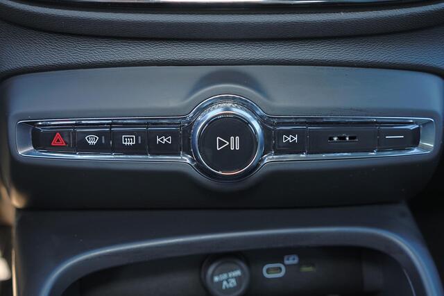 Volvo XC40 B4 Plus Dark - IntelliSafe Assist & Surround - Harman/Kardon audio - Parkeercamera achter - Verwarmde voorstoelen & stuur - Parkeersensoren voor & achter - Elektr. bedienb. voorstoelen met geheugen links - Draadloze tel. lader - Inklapbare trekhaak - 19' 