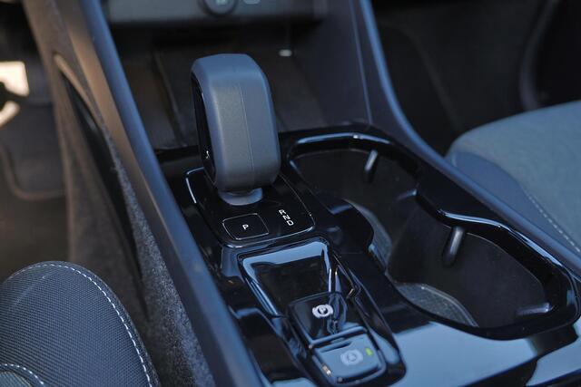 Volvo XC40 B4 Plus Dark - IntelliSafe Assist & Surround - Harman/Kardon audio - Parkeercamera achter - Verwarmde voorstoelen & stuur - Parkeersensoren voor & achter - Elektr. bedienb. voorstoelen met geheugen links - Draadloze tel. lader - Inklapbare trekhaak - 19' 