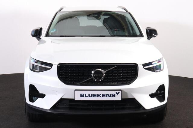 Volvo XC40 B3 Plus Dark - IntelliSafe Assist & Surround - 360º Camera - Harman/Kardon audio - Verwarmde voorstoelen & stuur - Parkeersensoren voor & achter - Elektr. bedienb. voorstoelen met geheugen links - Draadloze tel. lader - Standkachel - Extra getint glas - 1
