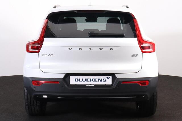 Volvo XC40 B3 Plus Dark - IntelliSafe Assist & Surround - 360º Camera - Harman/Kardon audio - Verwarmde voorstoelen & stuur - Parkeersensoren voor & achter - Elektr. bedienb. voorstoelen met geheugen links - Draadloze tel. lader - Standkachel - Extra getint glas - 1