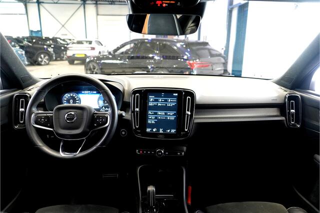 Volvo XC40 1.5 T4 155kW/211pk DCT7 Recharge R-Design PANORAMADAK + ADAPT.CRUISE + PILOT ASSIST + LEER/ALCANTARA + STOELVERWARMING + BI-TONE + BLIS + STUURVERWARMING + LANE ASSIST + ACHTERUITRIJCAMERA + PARKSENSOREN V&A + 20" LM-VELGEN!!