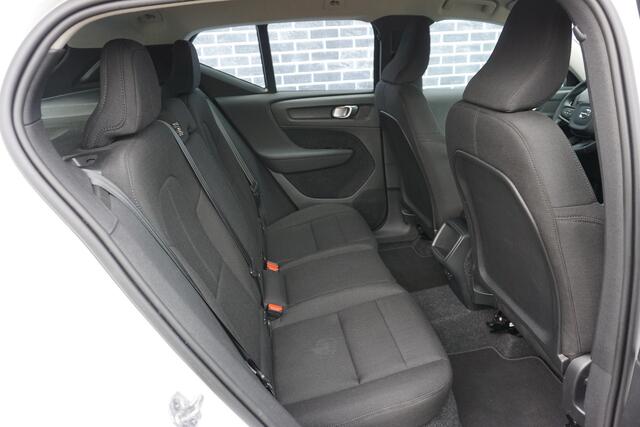 Volvo XC40 1.5 T2 Momentum Core | Trekhaak | Navigatie | LED | Parkeercamera | Parkeersensoren V+A | Lichtmetalen Velgen | Apple Carplay | Android Auto