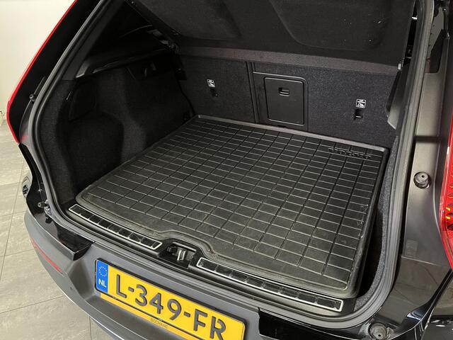 Volvo XC40 Recharge P8 AWD R-Design | 93% SOH | Trekhaak | H&K | Pano | Warmtepomp |