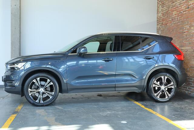 Volvo XC40 T4 Recharge Inscription | Panoramadak | Lederen Bekleding | Parkeercamera | Parkeersensoren voor + achter | Stoelverwarming | Stuurwielverwarming | Navigatie | Apple Carplay / Android Auto