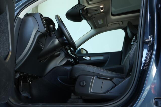 Volvo XC40 T4 Recharge Inscription | Panoramadak | Lederen Bekleding | Parkeercamera | Parkeersensoren voor + achter | Stoelverwarming | Stuurwielverwarming | Navigatie | Apple Carplay / Android Auto