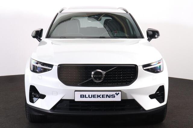 Volvo XC40 B4 Plus Dark - Panorama/schuifdak - IntelliSafe Assist & Surround - 360º Camera - Harman Kardon audio - Adaptieve LED koplampen - Verwarmde voorstoelen & stuur - Parkeersensoren voor & achter - Elektr. bedienb. voorstoelen met geheugen links - Draadloze t