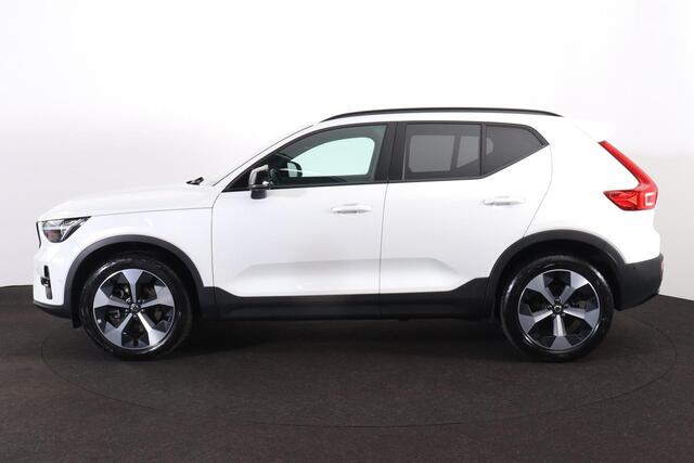 Volvo XC40 B4 Plus Dark - Panorama/schuifdak - IntelliSafe Assist & Surround - 360º Camera - Harman Kardon audio - Adaptieve LED koplampen - Verwarmde voorstoelen & stuur - Parkeersensoren voor & achter - Elektr. bedienb. voorstoelen met geheugen links - Draadloze t