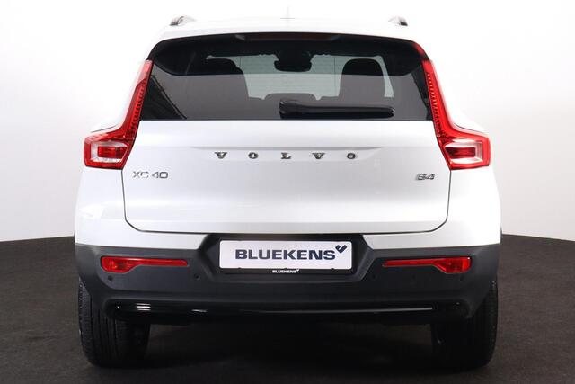 Volvo XC40 B4 Plus Dark - Panorama/schuifdak - IntelliSafe Assist & Surround - 360º Camera - Harman Kardon audio - Adaptieve LED koplampen - Verwarmde voorstoelen & stuur - Parkeersensoren voor & achter - Elektr. bedienb. voorstoelen met geheugen links - Draadloze t