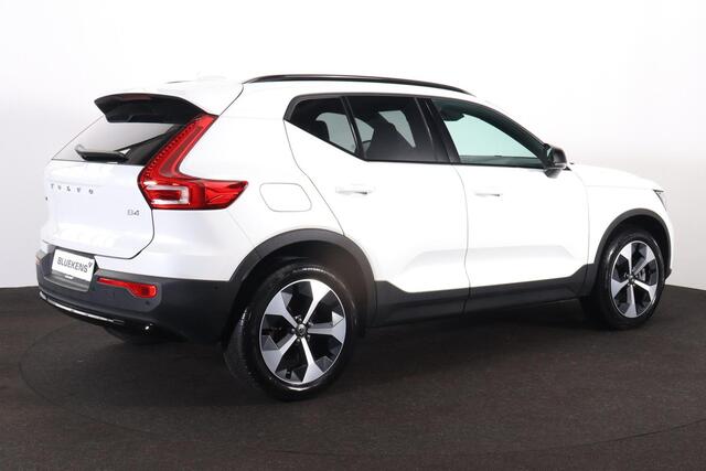 Volvo XC40 B4 Plus Dark - Panorama/schuifdak - IntelliSafe Assist & Surround - 360º Camera - Harman Kardon audio - Adaptieve LED koplampen - Verwarmde voorstoelen & stuur - Parkeersensoren voor & achter - Elektr. bedienb. voorstoelen met geheugen links - Draadloze t