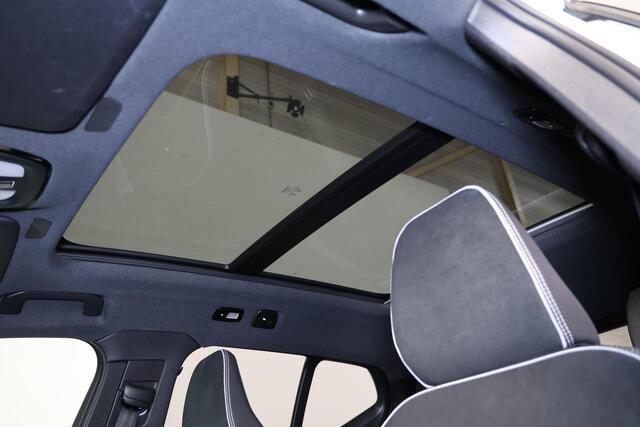 Volvo XC40 B4 Plus Dark - Panorama/schuifdak - IntelliSafe Assist & Surround - 360º Camera - Harman Kardon audio - Adaptieve LED koplampen - Verwarmde voorstoelen & stuur - Parkeersensoren voor & achter - Elektr. bedienb. voorstoelen met geheugen links - Draadloze t