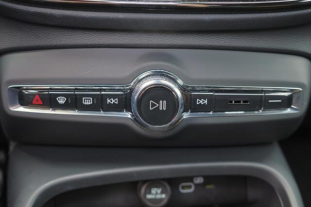 Volvo XC40 B4 Plus Dark - Panorama/schuifdak - IntelliSafe Assist & Surround - 360º Camera - Harman Kardon audio - Adaptieve LED koplampen - Verwarmde voorstoelen & stuur - Parkeersensoren voor & achter - Elektr. bedienb. voorstoelen met geheugen links - Draadloze t