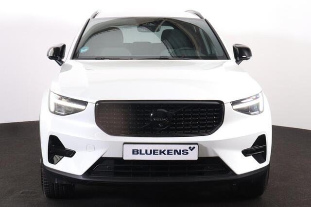 Volvo XC40 B3 Plus Black Edition - IntelliSafe Assist & Surround - 360º Camera - Harman Kardon audio - Adaptieve LED koplampen - Verwarmde voorstoelen & stuur - Parkeersensoren voor & achter - Elektr. bedienb. voorstoelen met geheugen links - Draadloze tel. lader -