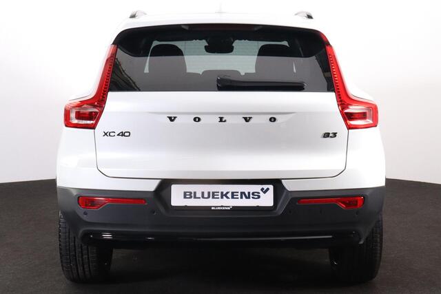 Volvo XC40 B3 Plus Black Edition - IntelliSafe Assist & Surround - 360º Camera - Harman Kardon audio - Adaptieve LED koplampen - Verwarmde voorstoelen & stuur - Parkeersensoren voor & achter - Elektr. bedienb. voorstoelen met geheugen links - Draadloze tel. lader -