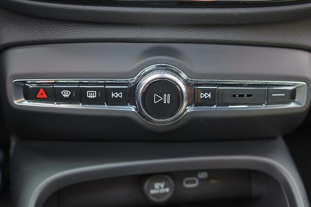Volvo XC40 B3 Plus Black Edition - IntelliSafe Assist & Surround - 360º Camera - Harman Kardon audio - Adaptieve LED koplampen - Verwarmde voorstoelen & stuur - Parkeersensoren voor & achter - Elektr. bedienb. voorstoelen met geheugen links - Draadloze tel. lader -