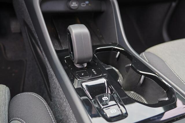 Volvo XC40 B3 Plus Black Edition - IntelliSafe Assist & Surround - 360º Camera - Harman Kardon audio - Adaptieve LED koplampen - Verwarmde voorstoelen & stuur - Parkeersensoren voor & achter - Elektr. bedienb. voorstoelen met geheugen links - Draadloze tel. lader -