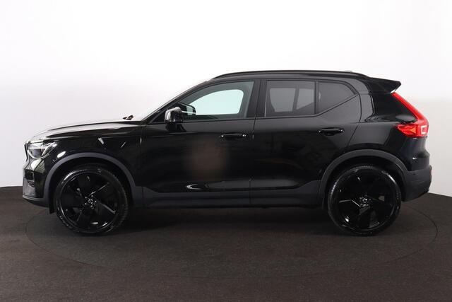 Volvo XC40 B3 Plus Black Edition - IntelliSafe Assist & Surround - 360º Camera - Harman Kardon audio - Verwarmde voorstoelen & stuur - Parkeersensoren voor & achter - Elektr. bedienb. voorstoelen met geheugen links - Draadloze tel. lader - Standkachel - Extra getint