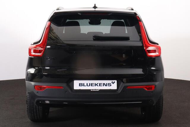 Volvo XC40 B3 Plus Black Edition - IntelliSafe Assist & Surround - 360º Camera - Harman Kardon audio - Verwarmde voorstoelen & stuur - Parkeersensoren voor & achter - Elektr. bedienb. voorstoelen met geheugen links - Draadloze tel. lader - Standkachel - Extra getint