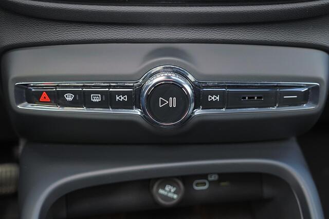 Volvo XC40 B3 Plus Black Edition - IntelliSafe Assist & Surround - 360º Camera - Harman Kardon audio - Verwarmde voorstoelen & stuur - Parkeersensoren voor & achter - Elektr. bedienb. voorstoelen met geheugen links - Draadloze tel. lader - Standkachel - Extra getint