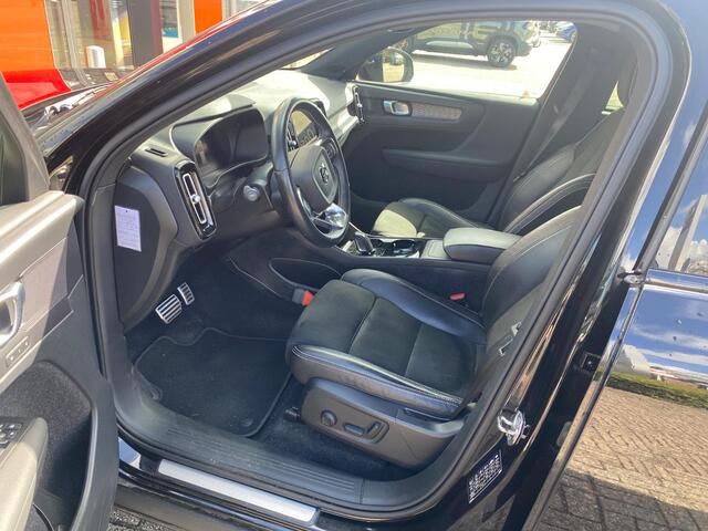 Volvo XC40 Recharge P8 AWD R-Design | Harman Kardon Audio | Achteruitrijcamera | Parkeersensoren | Trekhaak | Alarm | Elektrisch Verstelbare Voorstoelen | Navigatie | Apple Carplay | Android Auto