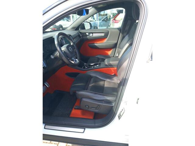 Volvo XC40 2.0 T5 AWD R-Design | Trekhaak | Harman Kardon Audio | Panoramadak | 360 Graden Camera | Apple Carplay | Android Auto | Elektrisch Verstelbare Voorstoelen | Stoelverwarming voor en achter | Keyless Entry | Elektrische Achterklep | BLIS | Parkeerverwarming