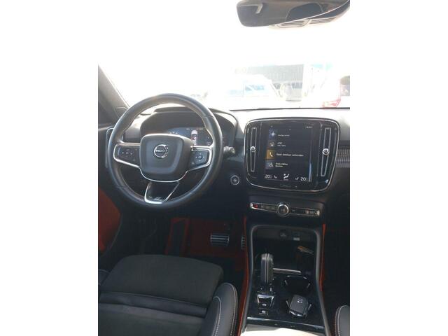 Volvo XC40 2.0 T5 AWD R-Design | Trekhaak | Harman Kardon Audio | Panoramadak | 360 Graden Camera | Apple Carplay | Android Auto | Elektrisch Verstelbare Voorstoelen | Stoelverwarming voor en achter | Keyless Entry | Elektrische Achterklep | BLIS | Parkeerverwarming