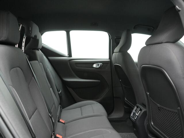 Volvo XC40 Recharge 67 kWh 231pk Dealer O.H. | Trekhaak Af Fabriek | Warmtepomp | Camera | Google Assistent | 19"L.M | Sportstoelen & Stuur Verwarmd | Standkachel | Apple Carplay | Cruise Control | DAB |