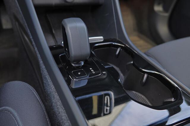 Volvo XC40 Extened Range Core 82 kWh - IntelliSafe Assist & Surround - Parkeercamera achter - Verwarmde voorstoelen, stuur & achterbank - Parkeersensoren voor & achter - Draadloze tel. lader - Warmtepomp - Extra getint glas - Inklapbare trekhaak - 19' LMV