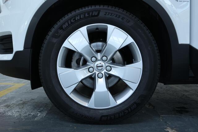 Volvo XC40 T2 Momentum Business | Adaptieve cruise control | Verwarmbare voorruit | Elektrische achterklep | Apple carplay/Android auto | Keyless | Parkeercamera achter | 18 inch Lichtmetalen velgen
