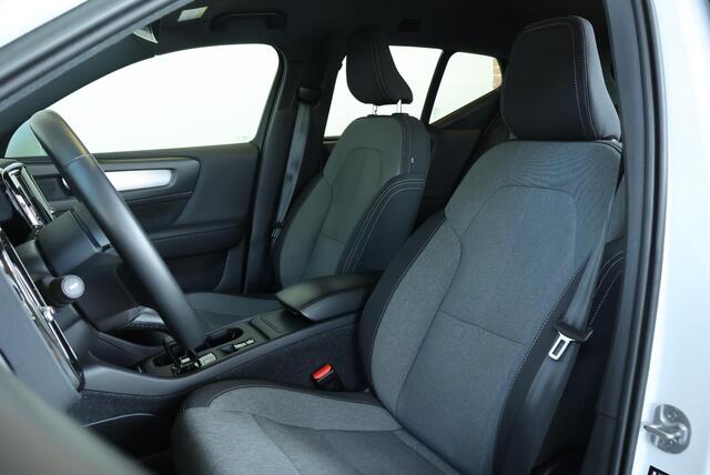 Volvo XC40 T2 Momentum Business | Adaptieve cruise control | Verwarmbare voorruit | Elektrische achterklep | Apple carplay/Android auto | Keyless | Parkeercamera achter | 18 inch Lichtmetalen velgen