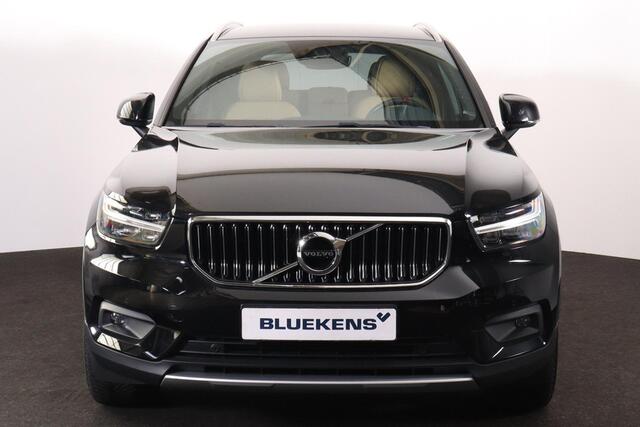 Volvo XC40 T4 Inscription - Harman/Kardon audio - Parkeercamera achter - Verwarmde voorstoelen - Parkeersensoren voor & achter - Elektr. bedienb. voorstoelen met geheugen links - Draadloze tel. lader - Cruise control - Extra getint glas - Inklapbare trekhaak - 18' L