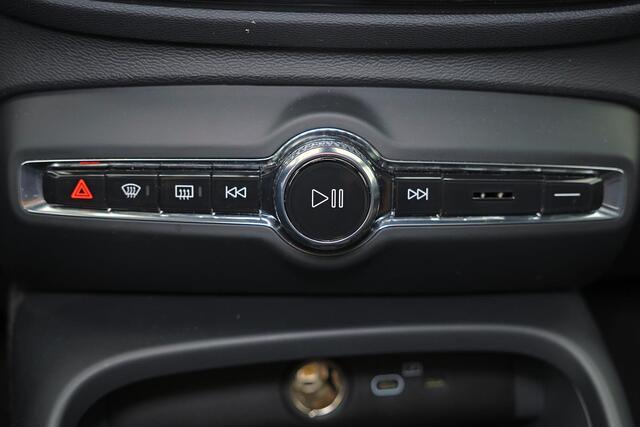 Volvo XC40 B3 Ultra Dark - Panorama/schuifdak - IntelliSafe Assist & Surround - 360º Camera - Harman/Kardon audio - Adaptieve LED koplampen - Verwarmde voorstoelen & stuur - Parkeersensoren voor & achter - Elektr. bedienb. voorstoelen met geheugen links - Draadloze 