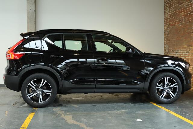 Volvo XC40 T2 R-Design | Adaptieve cruise control | High Performance audio | Achteruitrijcamera | Keyless Entree | | BLIS | Parkeersensoren voor + achter |