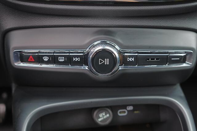 Volvo XC40 B3 Ultra Dark - Panorama/schuifdak - IntelliSafe Assist & Surround - 360º Camera - Harman/Kardon audio - Adaptieve LED koplampen - Verwarmde voorstoelen & stuur - Parkeersensoren voor & achter - Elektr. bedienb. voorstoelen met geheugen links - Draadloze 