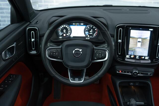 Volvo XC40 2.0 T5 AWD R-Design | Trekhaak | Harman Kardon Audio | Panoramadak | 360 Graden Camera | Apple Carplay | Android Auto | Elektrisch Verstelbare Voorstoelen | Stoelverwarming Voor en Achter | Keyless Entry | Elektrische Achterklep | BLIS | Parkeerverwarming